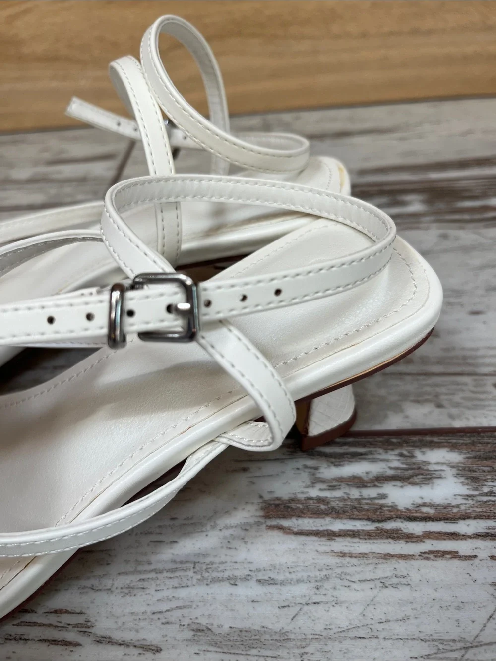 Juliet Holy Womens 7 White Strappy Square Toe Toe-Loop Kitten Heel Sandals NWOT